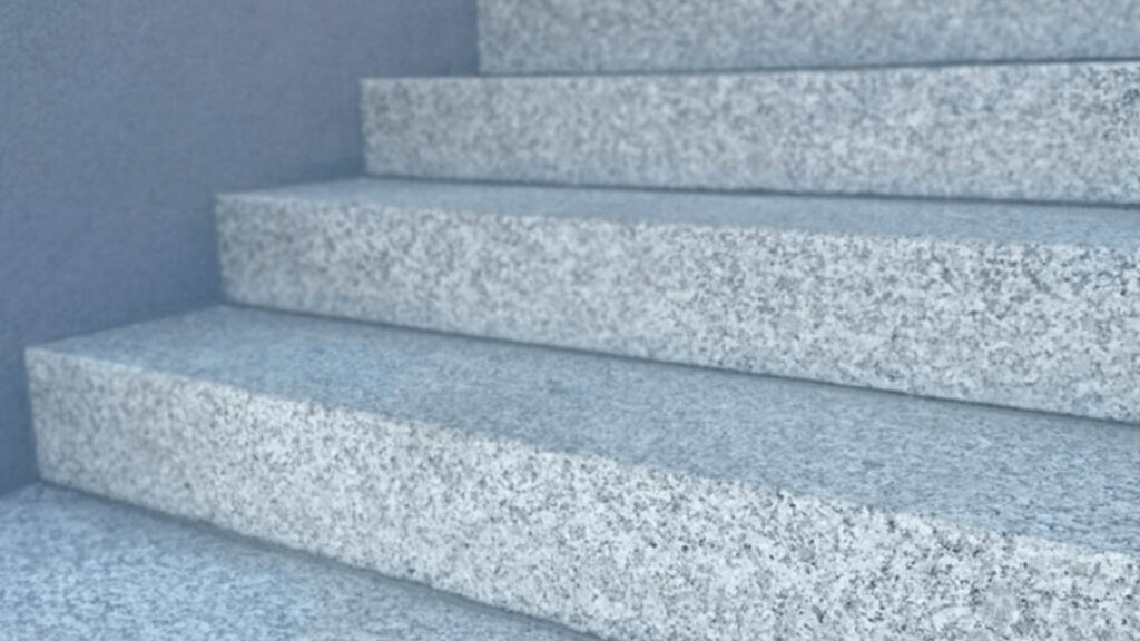 jaki granit na schody zewnętrzne wybrać
