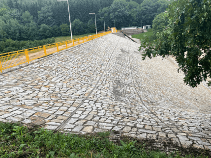 kamień hydrotechniczny do umocnienia skarp zbiorników wodnych